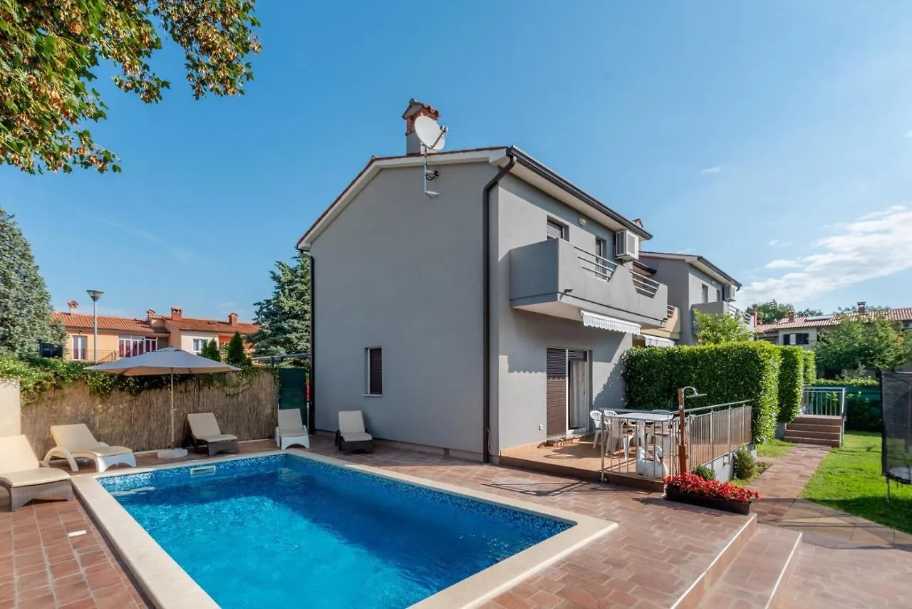 Holiday House Dora Labin