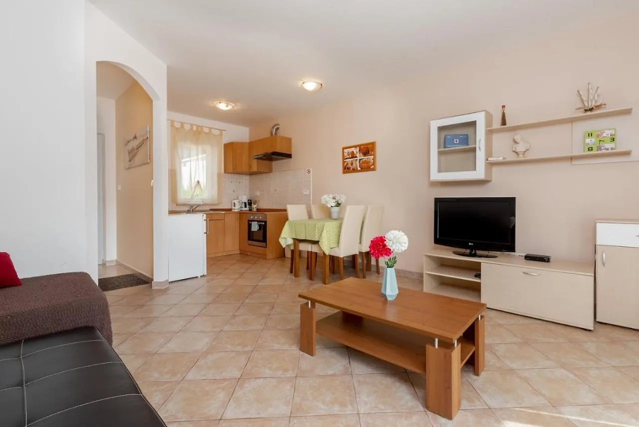 Holiday House Dora Labin